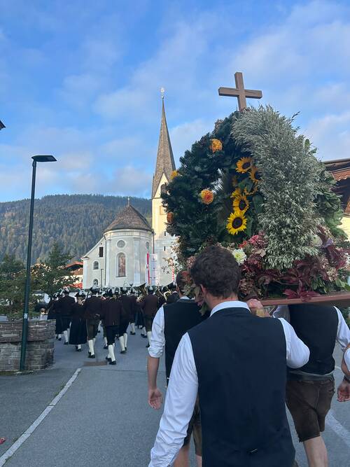 Einzug mit der Erntedankkrone