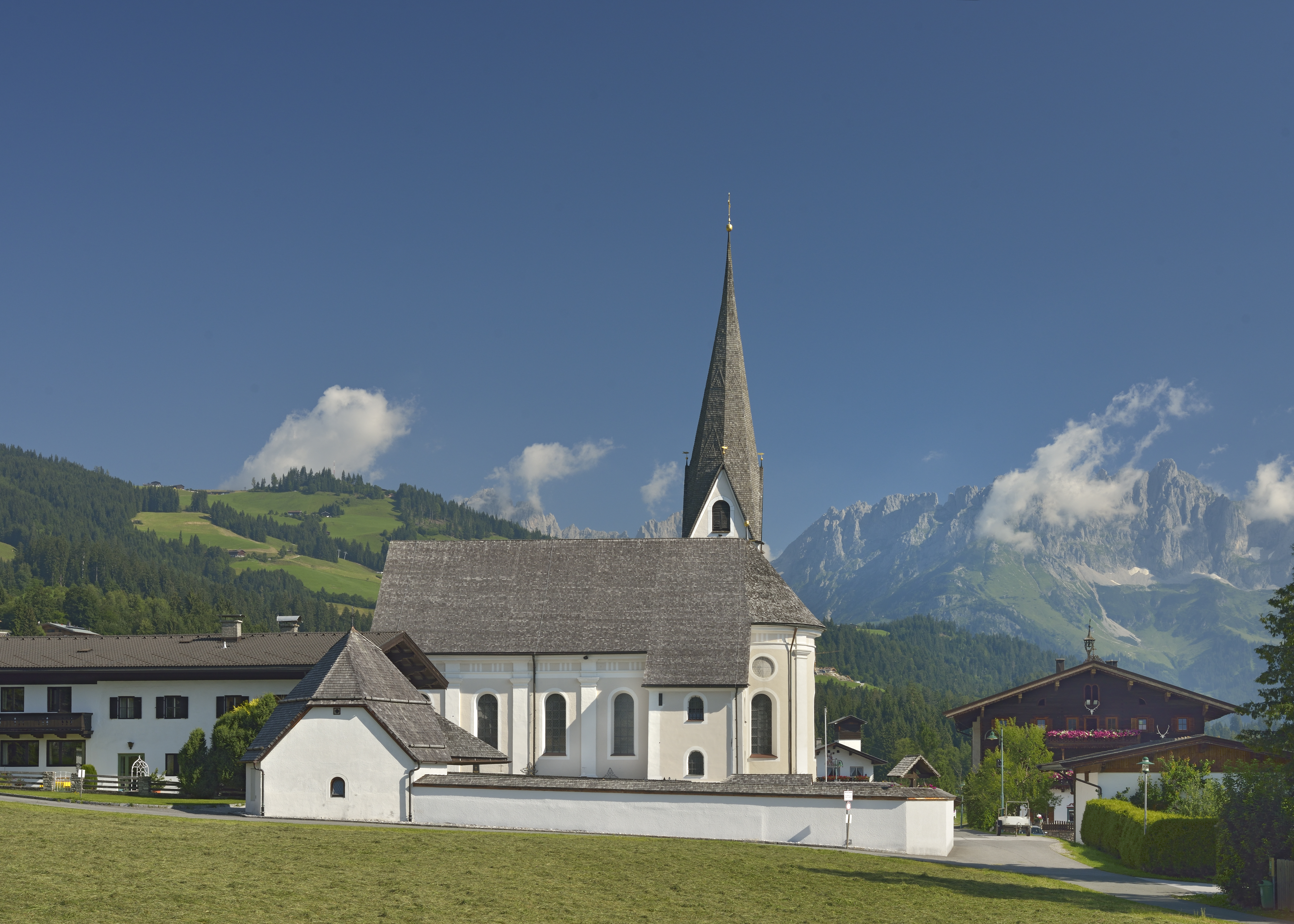 Ansicht von Süden, im Vordergrund die Aussegnungshalle