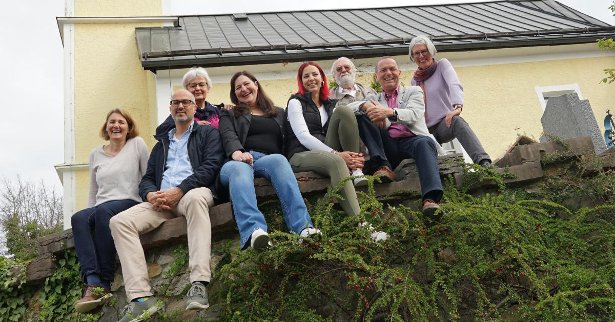 Menschen vor einer Kirche