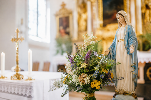 Altar mit Marienstatue 