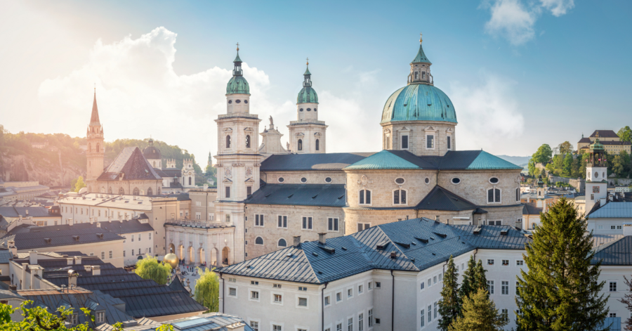 Salzburger Dom und Franziskanerkirche im Hintergrund / mRGB/shutterstock.com