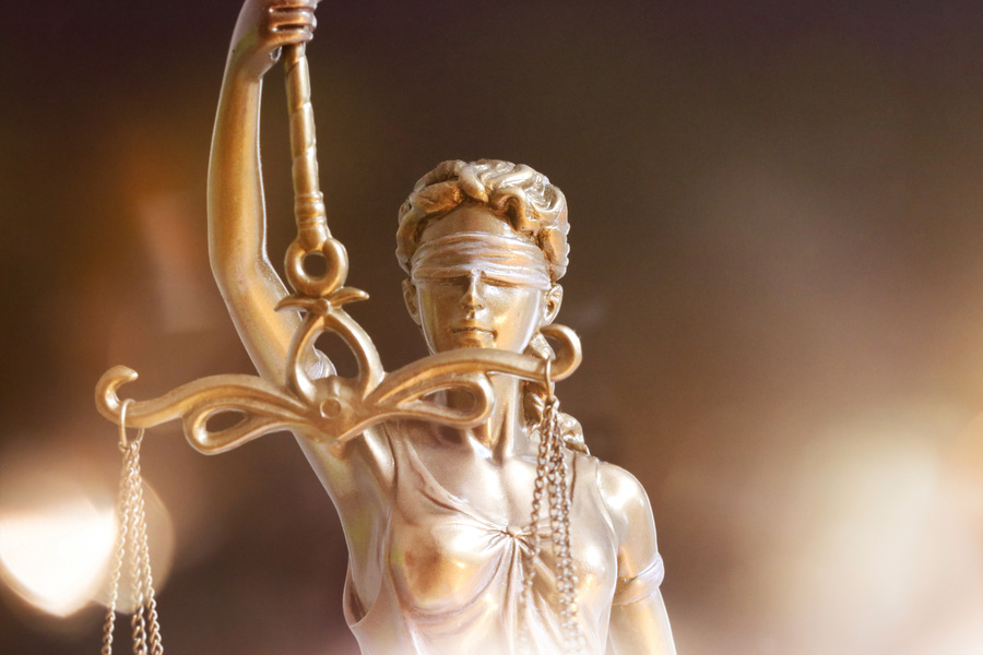 Nahaufnahme einer Justitia als Symbolbild für Recht, Gerechtigkeit usw.