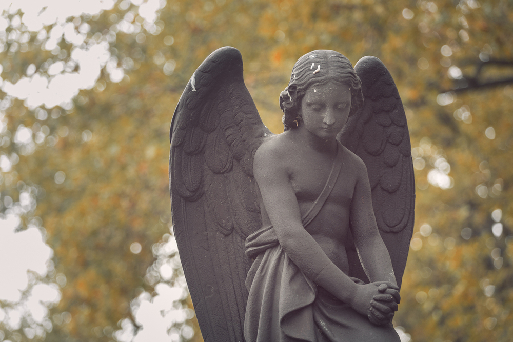 Engel sind Boten Gottes, die einerseits im Auftrag Gottes den Menschen eine Botschaft überbringen und sie andererseits behüten. So sagt der Psalm 91, der traditionell im kirchlichen Stundengebet zur Nacht gebetet wird: „Denn seinen Engeln hat er befo