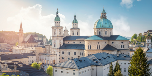 Salzburger Dom und Franziskanerkirche im Hintergrund / mRGB/shutterstock.com