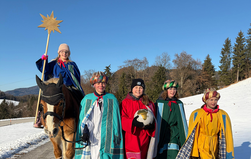 'Freude und Wohlergehen im neuen Jahr das wünschen euch Caspar, Melchior und Baltasar' / © Pfarre Adnet