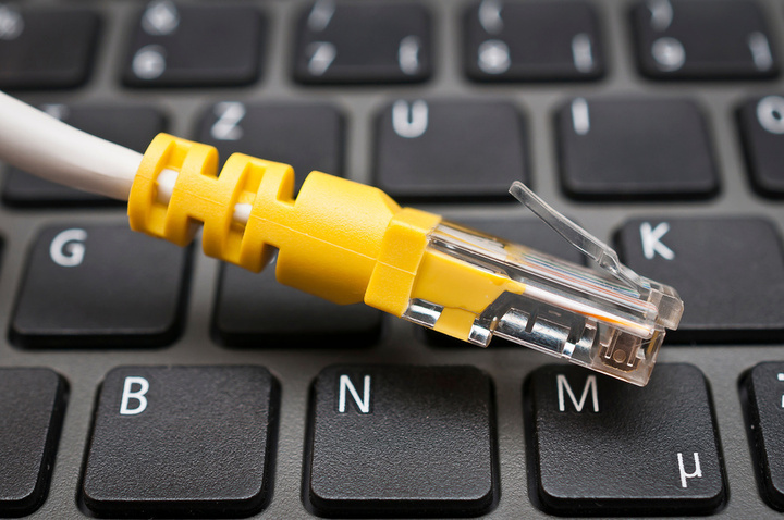 Laptop-Tastatur und Netzwerkkabel