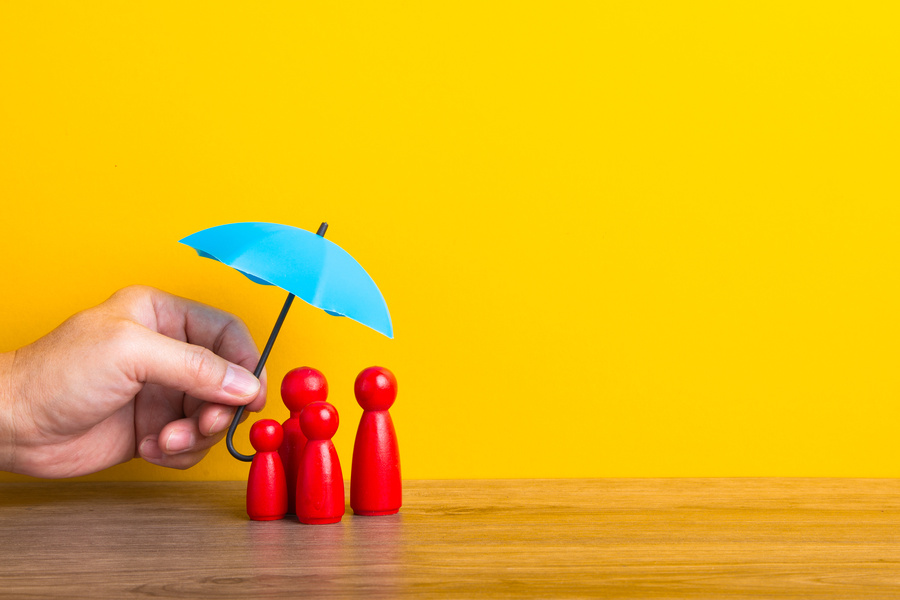 Hand holding umbrella and cover family. / chee siong teh - stock.adobe.com Hand holding umbrella and cover family. Life Insurance Concept