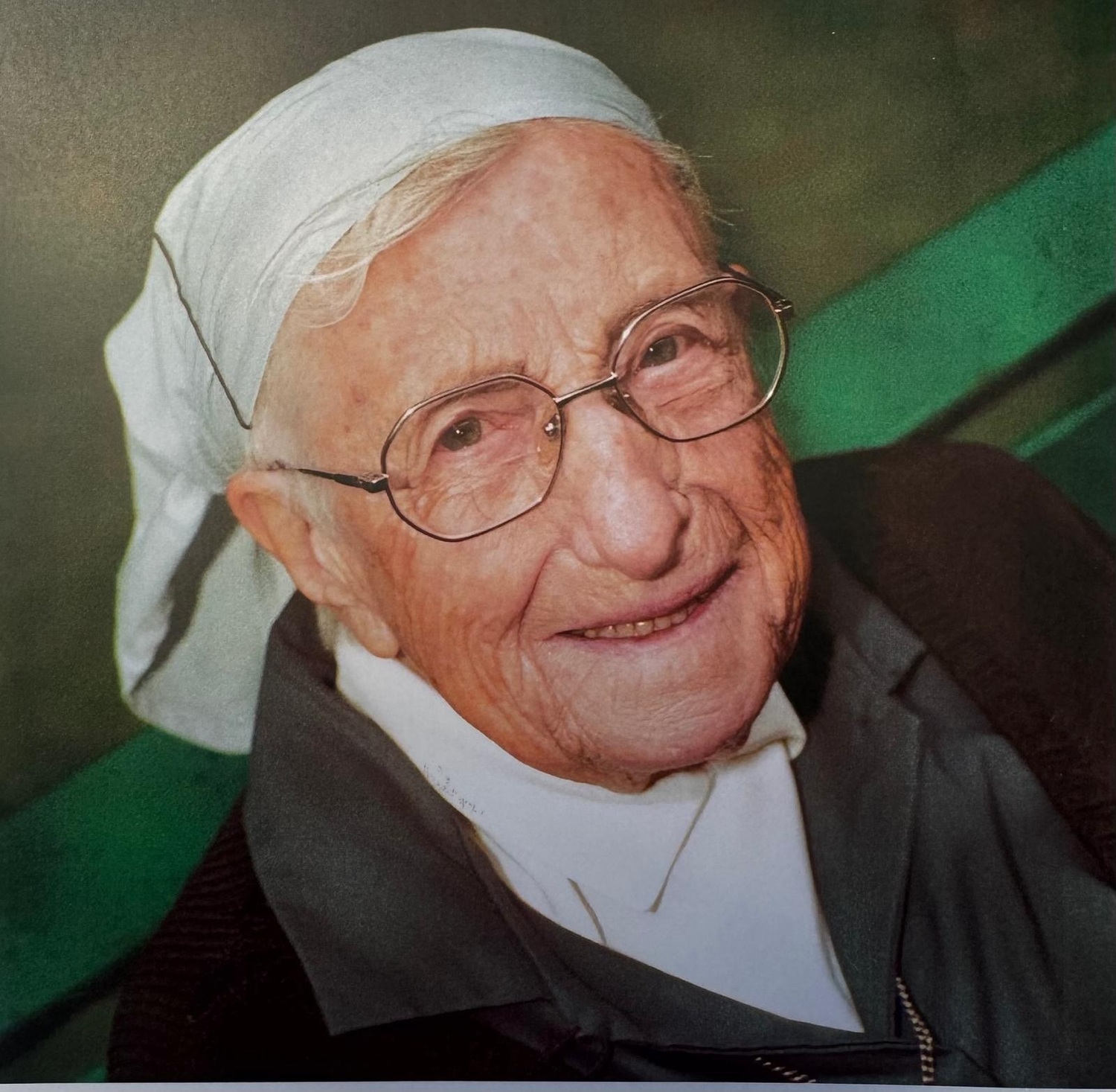 Caritas Homepage - Waltraud Porträt einer älteren Ordensfrau mit Brille und weißem Kopftuch.