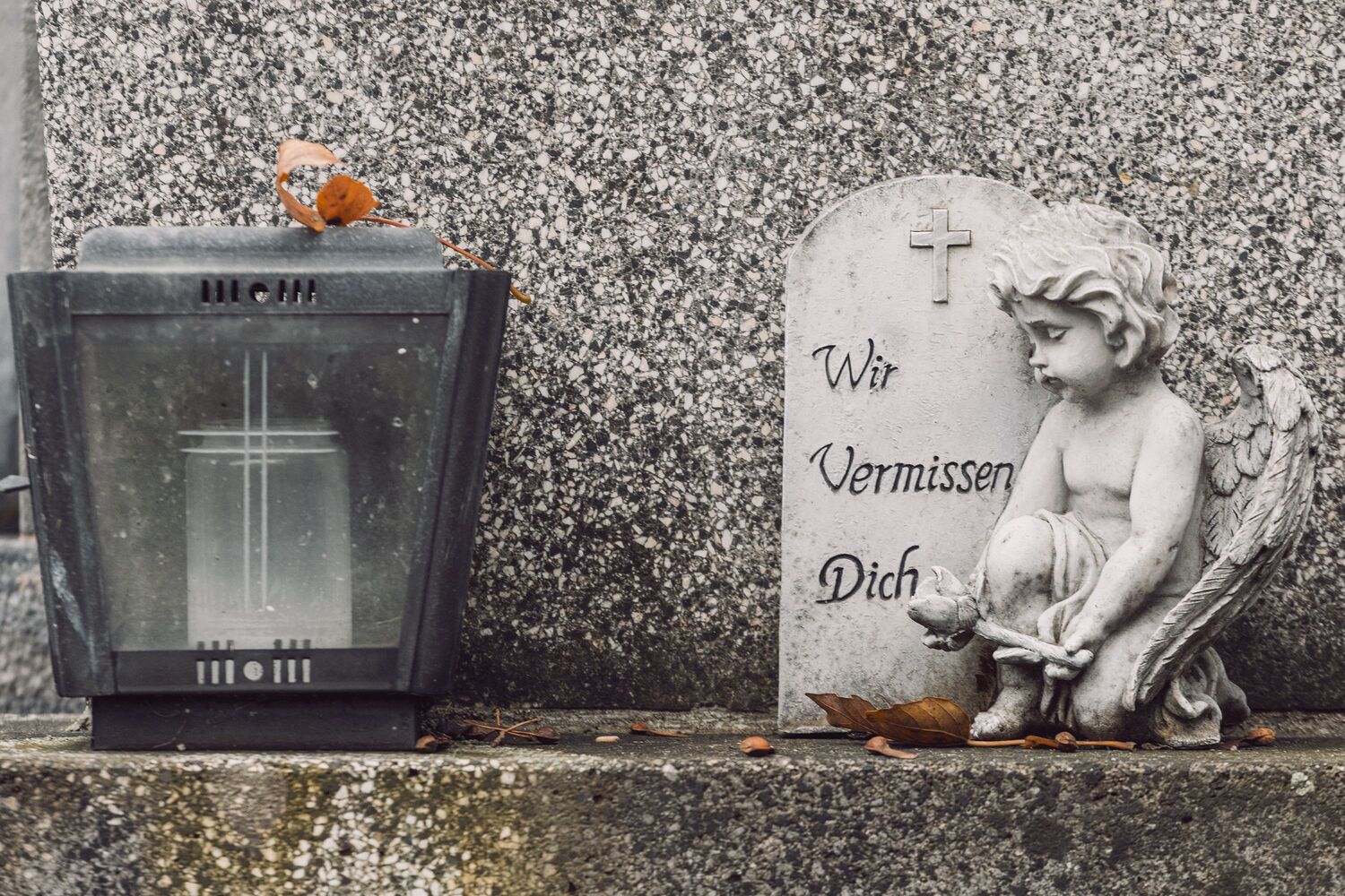 Wir vermissen Dich / Erzdiözese Wien/ Stephan Schönlaub, Stephan Schönlaub Licht ist ein Symbol in allen Kulturen und Religionen. Im Christentum ist die Osterkerze Vorbild für alle anderen brennenden Kerzen und Symbol für Christi Sieg über den Tod und die Finsternis des Bösen. Die brennende Kerze steht auch für die Fürbitte